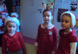Amelka, Martynka i Ola czekaja na Mikołaja